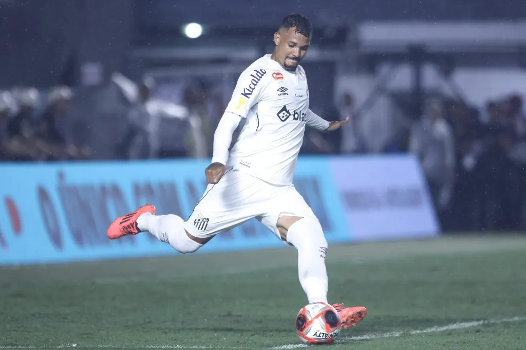 Zagueiro em partida da Vila Belmiro. Foto: Reinaldo Campos/AGIF