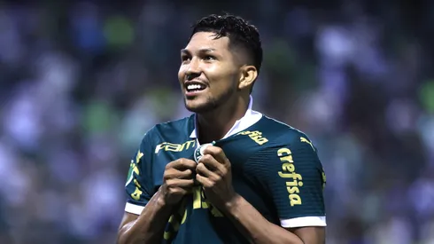 SP – BARUERI – 09/03/2024 – PAULISTA 2024, PALMEIRAS X BOTAFOGO-SP – Rony jogador do Palmeiras comemora seu gol durante partida contra o Botafogo-SP no estadio Arena Barueri pelo campeonato Paulista 2024. Foto: Marcello Zambrana/AGIF