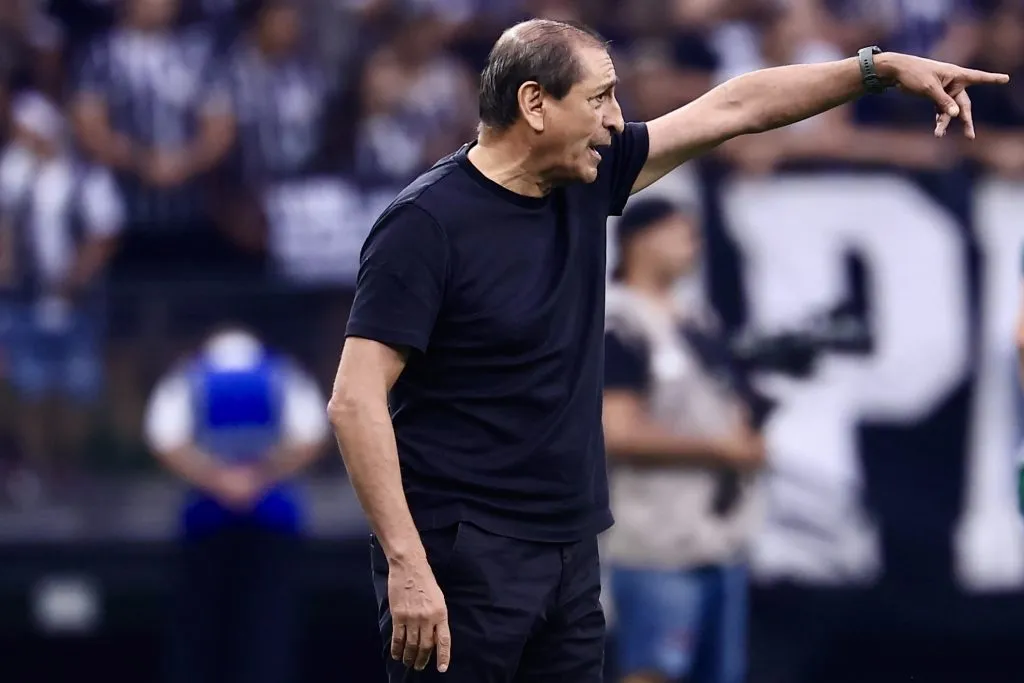 Ramón Diaz com o uniforme do Corinthians. Foto: Marcello Zambrana/AGIF