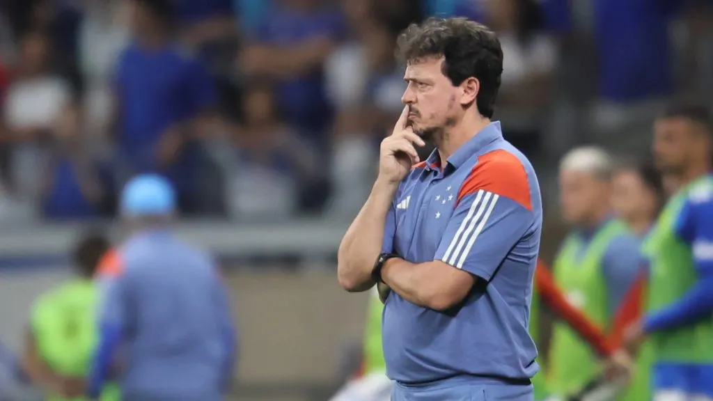 O treinador não escondeu a preocupação com os jogos próximos – Foto: Gilson Lobo/AGIF