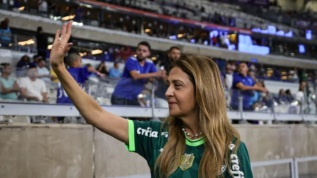 Leila Pereira, agradecendo o torcedor do Palmeiras. Foto: Gilson Lobo/AGIF