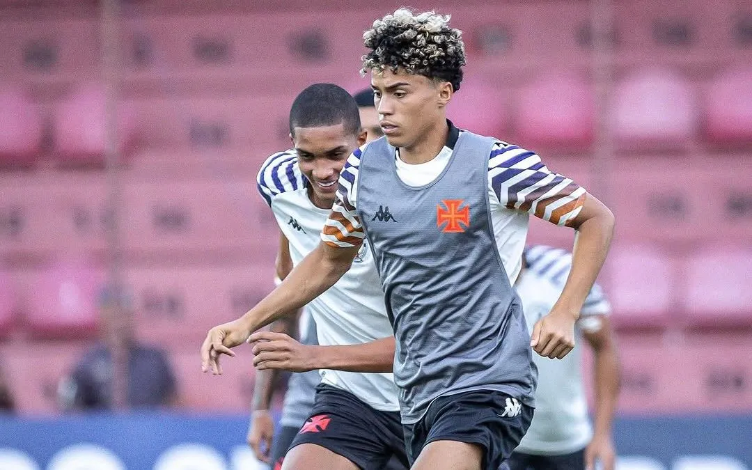 Camisa 10, durante aquecimento com a equipe da base do Vasco na Copinha 2025. Foto: Vinícius Gentil/Vasco da Gama