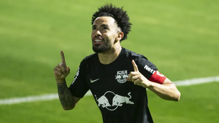 Claudinho, na época jogador do RB Bragantino, comemora seu gol durante partida contra o Santo André, no Nabi Abi Chedid, pelo Campeonato Paulista 2021. Foto: Diogo Reis / AGIF