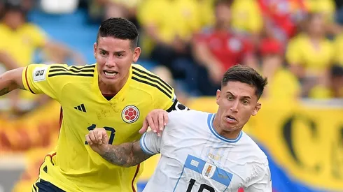 Uruguaio e colombiano disputando a bola