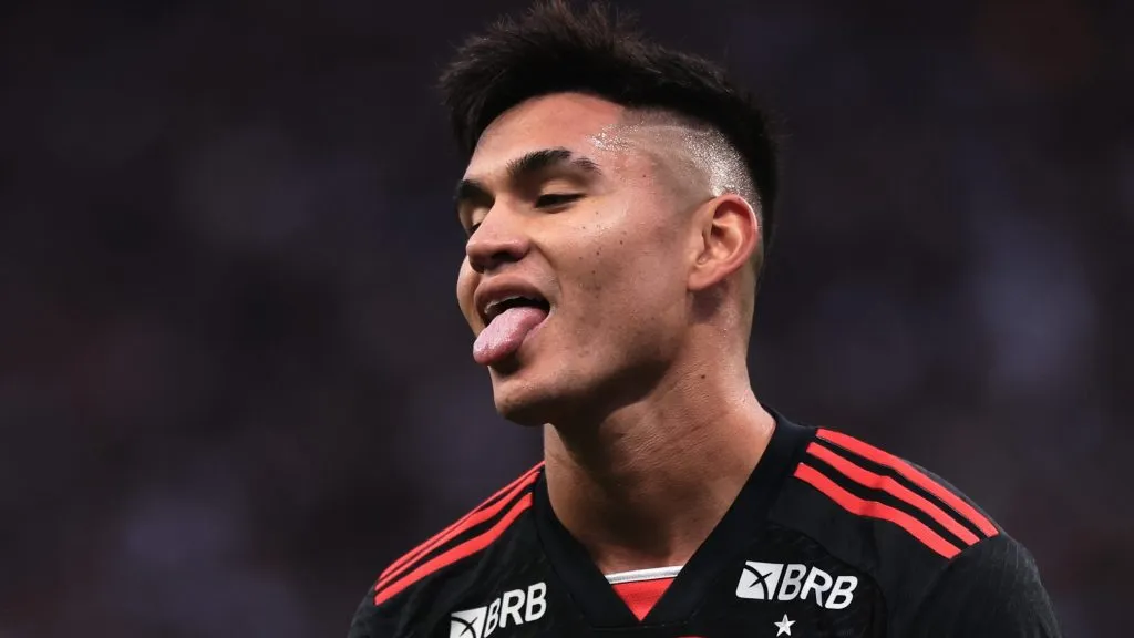 Carlos Alcaraz tem a confiança de Filipe Luís para evoluir em campo – Foto: Ettore Chiereguini/AGIF