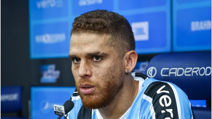 Cuéllar foi apresentado como novo reforço do Grêmio - Foto: Lucas Uebel/Grêmio