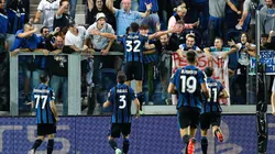 Jogadores da Atalanta comemoram gol em partida da UEFA Champions League com o seu torcedor. Foto: Pacific Press Media Production Corp. / Alamy Stock Photo