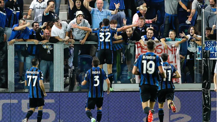 Jogadores da Atalanta comemoram gol em partida da UEFA Champions League com o seu torcedor. Foto: Pacific Press Media Production Corp. / Alamy Stock Photo