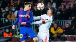 Gavi e André Almeida disputam bola aérea em partida da UEFA Champions League entre Barcelona e Benfica. Foto: Xinhua / Alamy Stock Photo