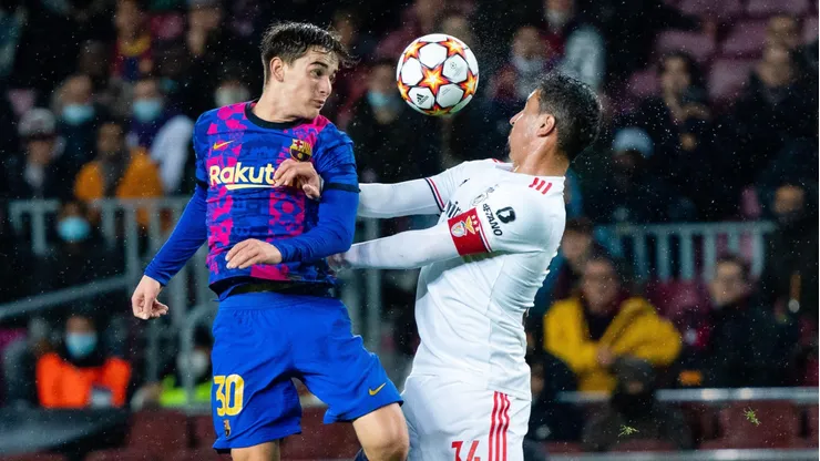 Gavi e André Almeida disputam bola aérea em partida da UEFA Champions League entre Barcelona e Benfica. Foto: Xinhua / Alamy Stock Photo