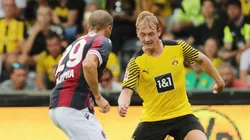 Julian Brandt com a posse de bola em partida amistosa entre Borussia Dortmund e Bologna. Foto: dpa picture alliance / Alamy Stock Photo