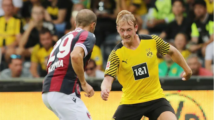 Julian Brandt com a posse de bola em partida amistosa entre Borussia Dortmund e Bologna. Foto: dpa picture alliance / Alamy Stock Photo