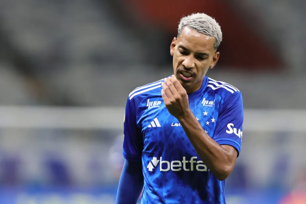 MG – BELO HORIZONTE – 04/12/2024 – BRASILEIRO A 2024, CRUZEIRO X PALMEIRAS – Matheus Pereira jogador do Cruzeiro lamenta durante partida contra o Palmeiras no estadio Mineirao pelo campeonato Brasileiro A 2024. Foto: Gilson Lobo/AGIF
