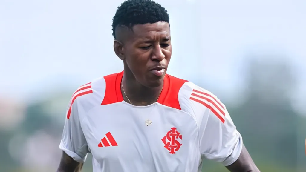 Vitão treinando com uniforme branco do Inter - Foto: Ricardo Duarte/SCI