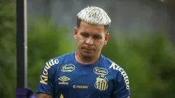 Soteldo durante treino pelo Peixe