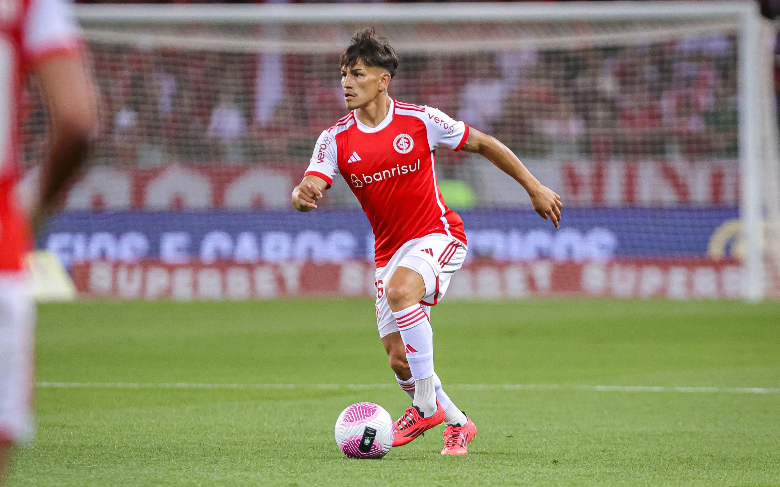 Bernabei jogador do Internacional durante partida contra o Flamengo no estadio Beira-Rio pelo campeonato Brasileiro A 2024. Foto: Maxi Franzoi/AGIF