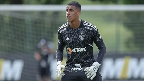 Gabriel Delfim, goleiro do Atlético-MG é grande destaque no duelo contra o Aymorés, no estádio Paulo Paschoalino, em Ubá/MG.