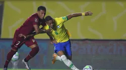 Darwin Machís (à esquerda) defende a seleção da Venezuela nas Eliminatórias para a Copa de 2026