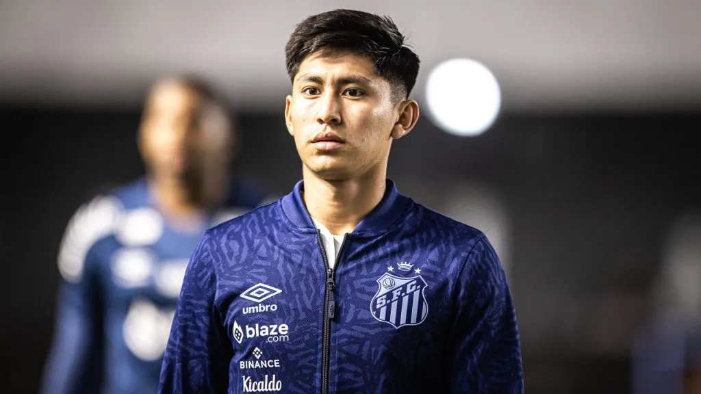 Miguelito com jaqueta azul do Santos -  Foto: Abner Dourado/AGIF