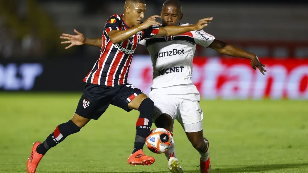 Disputa de bola em Botafogo X São Paulo. Foto: Thiago Calil/AGIF