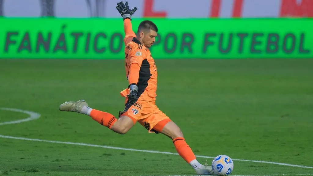 Tiago Volpi entrou no radar do Grêmio para a temporada – Foto: Marcello Zambrana/AGIF