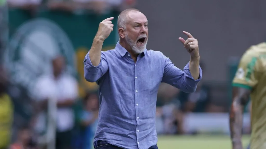 Mano Menezes deve comandar o Fluminense diante da Portuguesa. Foto: Ettore Chiereguini/AGIF