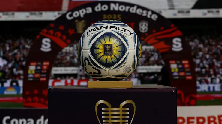 A bola do jogo vista antes da partida entre Santa Cruz e Treze-PE no Estádio Arruda, pela Copa Do Nordeste 2025. Foto: Rafael Vieira / AGIF