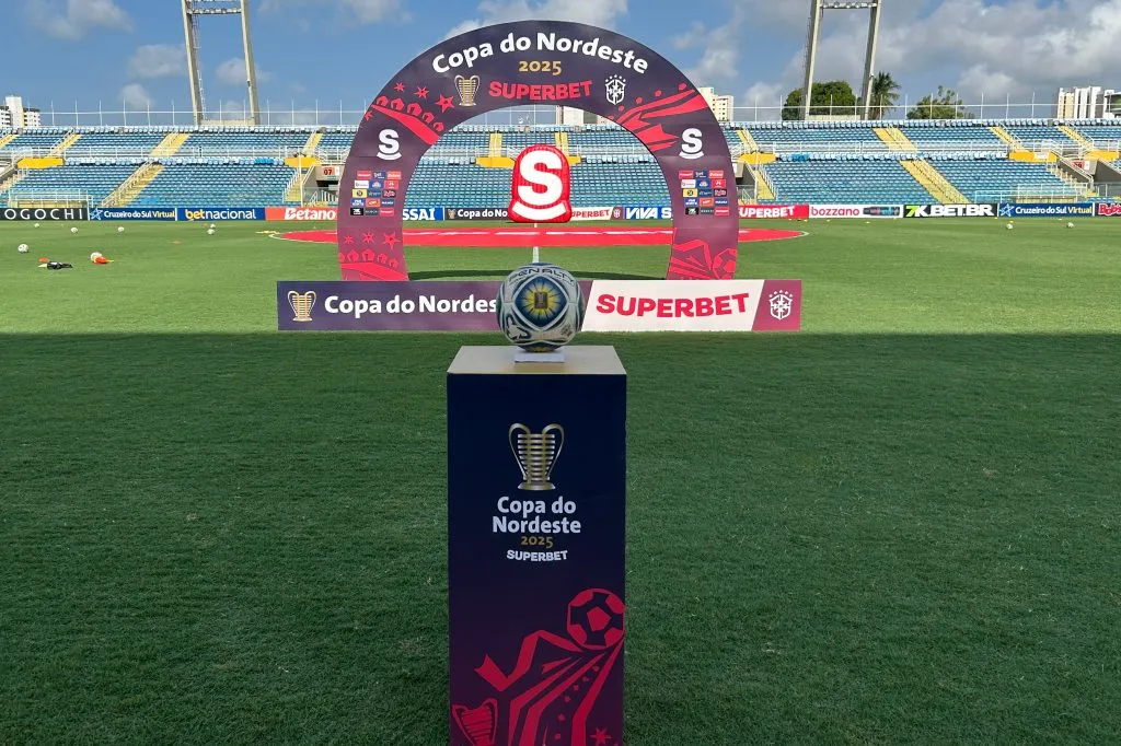 A bola do jogo vista antes da partida entre Ferroviario e Treze no Estádio Presidente Vargas (CE) pela Copa Do Nordeste 2025. Foto: Baggio Rodrigues / AGIF