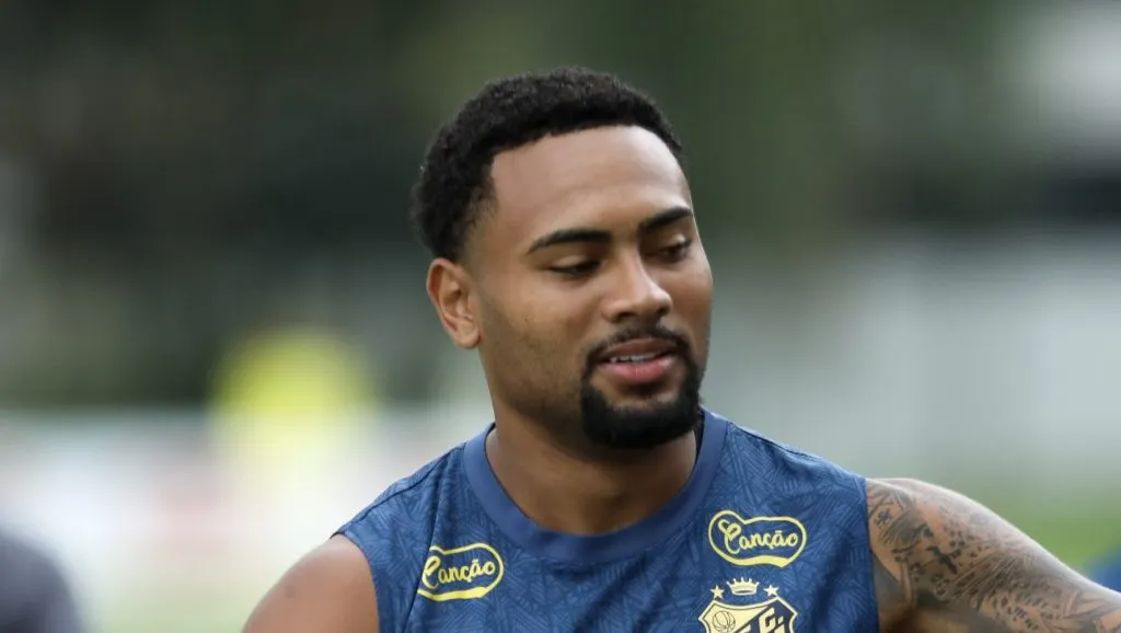 SP – SANTOS – 12/01/2025 – SANTOS, TREINO – Wendel Silva jogador do Santos durante treino no Centro de Treinamento CT Rei Pele, neste domingo (12). Foto: Reinaldo Campos/AGIF