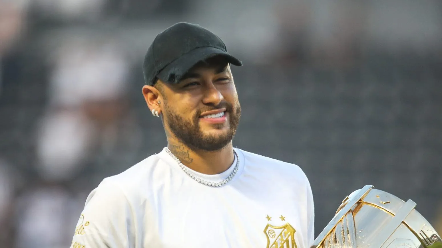 Neymar, ex jogador do Santos entra com o trofeu do campeonato paulista antes da partida entre Santos e Palmeiras no estadio Vila Belmiro pelo campeonato Paulista 2024. Foto: Reinaldo Campos/AGIF