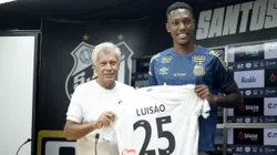 Luisão ao lado de Clodoaldo durante sua apresentação oficial como jogador do Santos em coletiva de imprensa realizada na Vila Belmiro, na terca-feira (14). Foto: Reinaldo Campos / AGIF