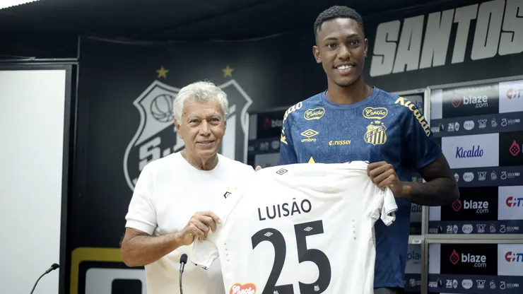 Luisão ao lado de Clodoaldo durante sua apresentação oficial como jogador do Santos em coletiva de imprensa realizada na Vila Belmiro, na terca-feira (14). Foto: Reinaldo Campos / AGIF