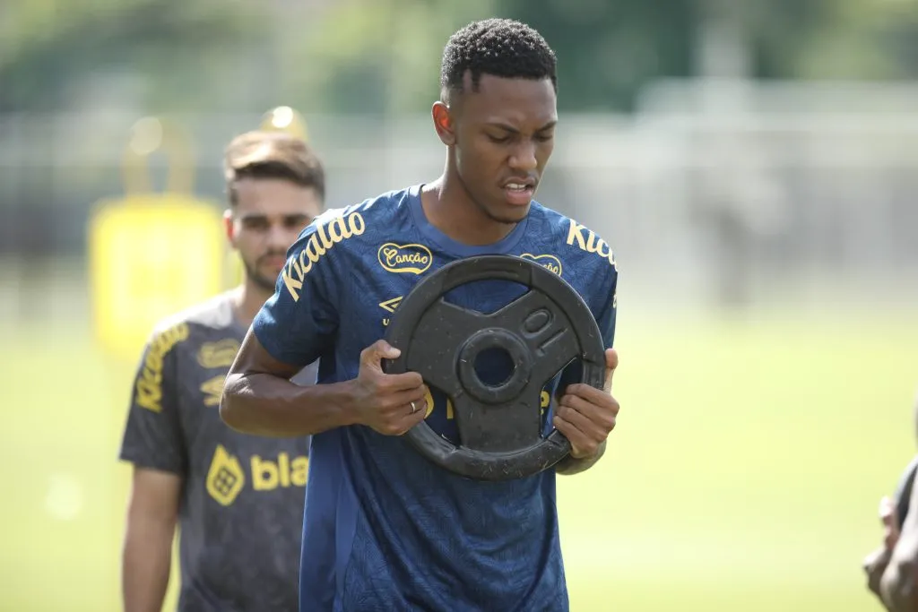 Luisão, do Santos, durante treino no Centro de Treinamento CT Rei Pele, na segunda feira (13). Foto: Reinaldo Campos / AGIF