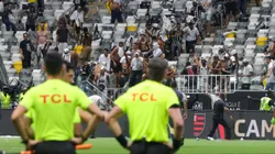 O arbitro Raphael Claus assiste tentativa de invasão da torcida do Atlético-MG no final da partida entre Atletico e Flamengo na Arena MRV pela Copa Do Brasil 2024. Foto: Gilson Lobo / AGIF