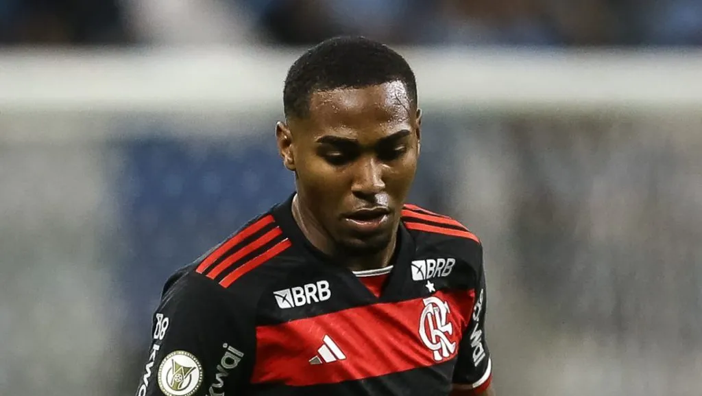 Lorran enfentando Grêmio pelo Brasileirão – Foto: Pedro H. Tesch/Getty Images