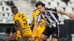 Matheus Nascimento em partida entre Botafogo e Volta Redonda pelo Campeonato Carioca de 2022. Foto: Foto Arena LTDA / Alamy Stock Photo