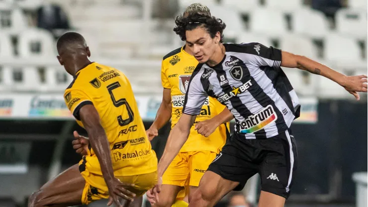 Matheus Nascimento em partida entre Botafogo e Volta Redonda pelo Campeonato Carioca de 2022. Foto: Foto Arena LTDA / Alamy Stock Photo