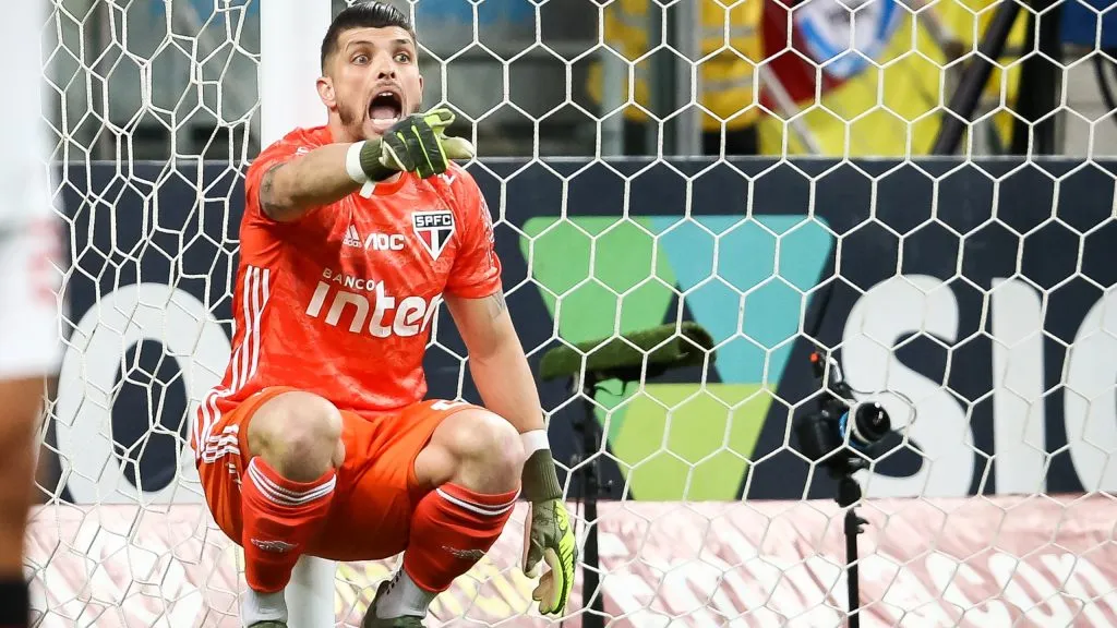 Tiago Volpi, ex-São Paulo, passou a ser o plano A após Grêmio desistir de Matheus Magalhães. Foto: Pedro H. Tesch/AGIF