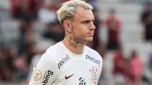 Róger Guedes durante partida entre Athletico-PR e Corinthians, na Ligga Arena, pelo Brasileirão de 2023.