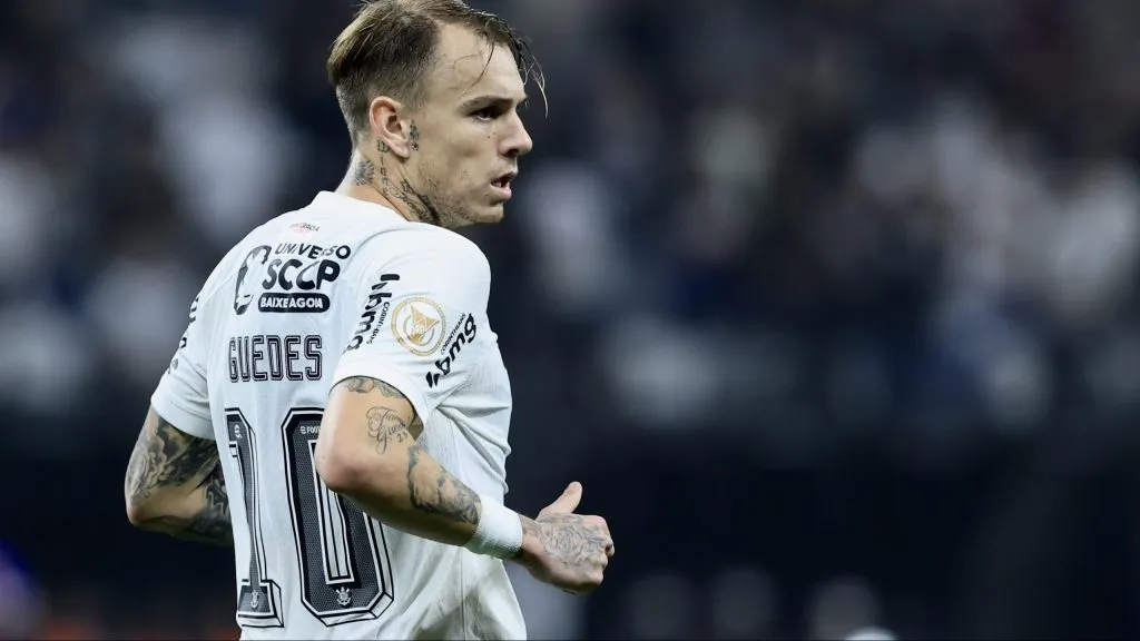 Róger Guedes durante partida. Foto: Marcello Zambrana/AGIF