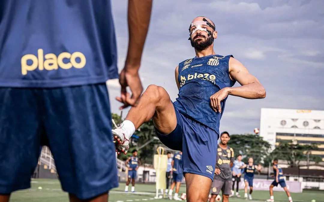 Thaciano, meia-atacante sofreu lesão após choque com a adversário em partida recente do Paulistão. Foto: Raul Baretta / Santos FC