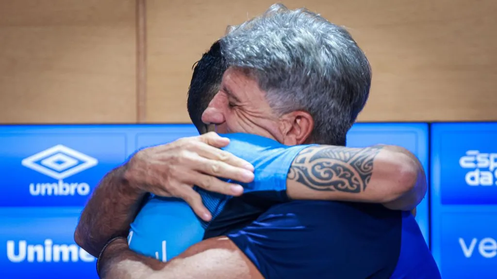 Suárez e Portaluppi se abraçam na despedida do uruguaio do Grêmio, no final de 2023 – Foto: Maxi Franzoi/AGIF