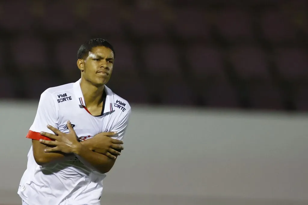 Ryan Francisco, do São Paulo, durante partida contra o Criciúma na Fonte Luminosa pela Copa São Paulo 2025. Foto: Thiago Calil / AGIF