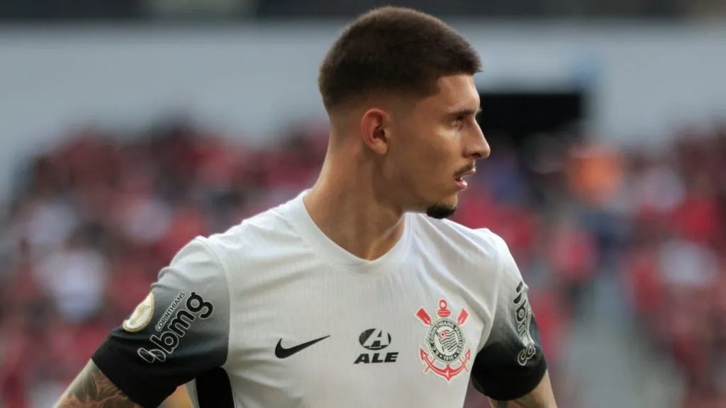 Léo Maná não foi bem na estreia do Corinthians - Foto: Robson Mafra/AGIF.