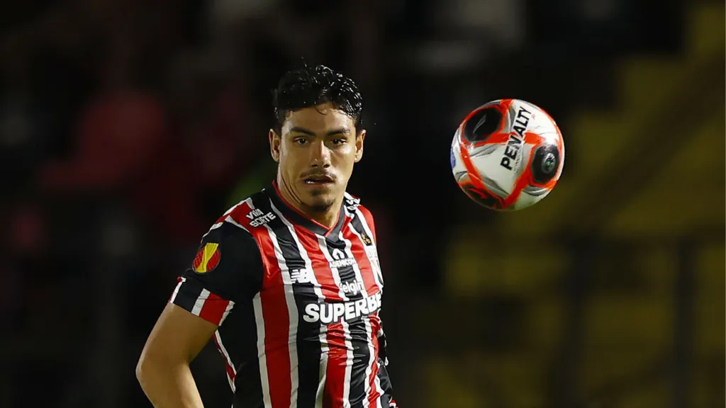 Moreira, do São Paulo, contra o Botafogo-SP. Foto: Thiago Calil/AGIF