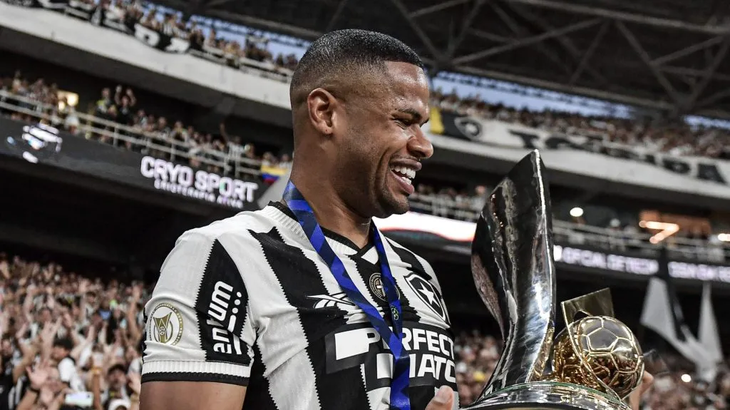 Júnio Santos com a taça do Brasileirão 2024. Foto: Thiago Ribeiro/AGIF