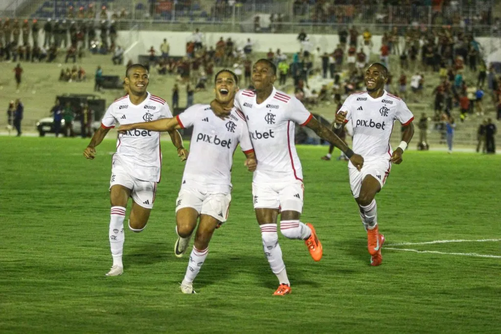 Thiago Fernandes comemora seu primeiro gol pelo Flamengo em partida contra o Madureira, na estreia do Campeonato Carioca 2025. Foto: Paulo Sergio Souza Xavier / AGIF