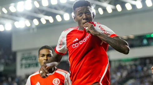 Vitao jogador do Internacional comemora seu gol durante partida contra o Gremio no estadio Couto Pereira pelo campeonato Brasileiro A 2024. Foto: Lucas Gabriel Cardoso/AGIF