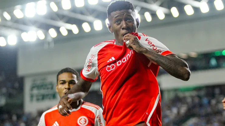 Vitao jogador do Internacional comemora seu gol durante partida contra o Gremio no estadio Couto Pereira pelo campeonato Brasileiro A 2024. Foto: Lucas Gabriel Cardoso/AGIF