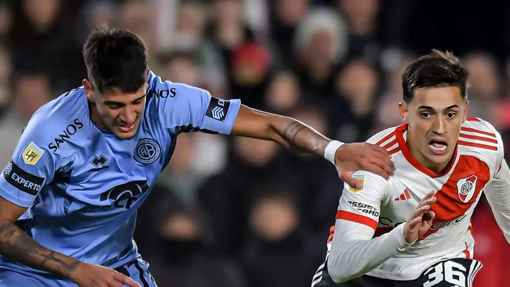 Foto: by Marcelo Endelli/Getty Images – Mariano Troilo (de azul) em disputa de bola com jogador do River Plate.